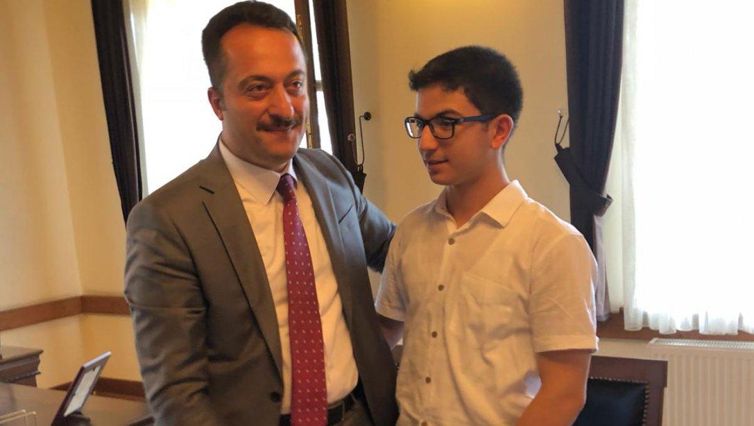 Sayın Valimiz Bilal ŞENTÜRK' ten LGS Birincisi Öğrencimizi Tebrik ve Ödül