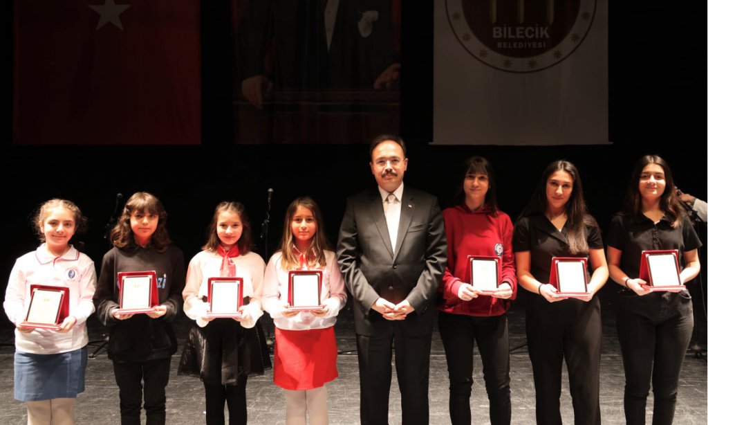 İstiklal Marşı'mızı Güzel Okuma Yarışmasında İl 1.si Olan Öğrencimiz Gülsen KIRAŞOĞLU Ödülünü İl Milli Eğitim Müdürümüz Sayın Mustafa Sami AKYOL'dan aldı.