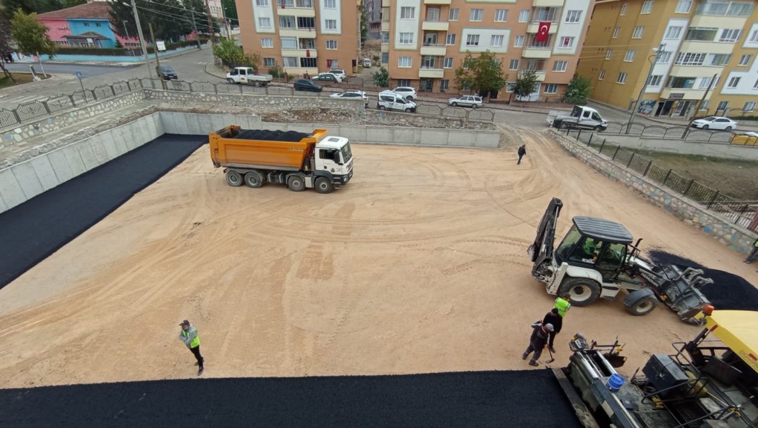 Salih ve Ömer Musaoğlu İlkokulu yan bahçesinin asfaltlama işlemleri başladı.