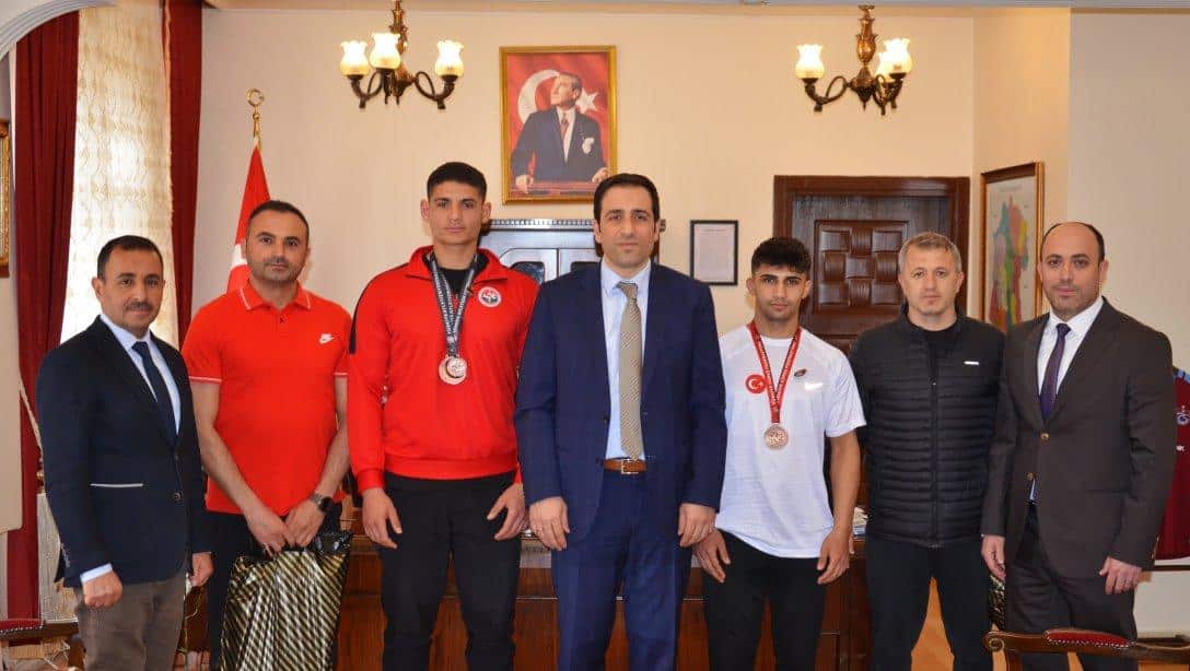 Serbest Güreş ve Gülle Atma Şampiyonası Türkiye 3.sü öğrencilerimizden Kaymakamımız Sayın Ömer Faruk TUNCER'e ziyaret