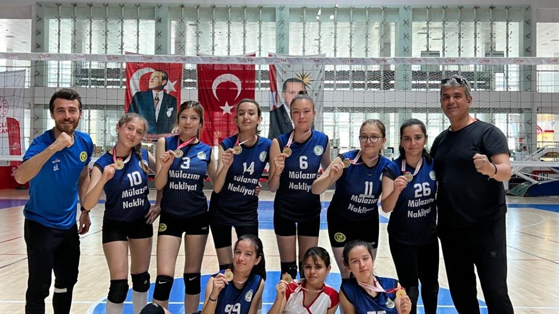Anadolu Lisesi Kız Voleybol Takımımız İl Birincisi